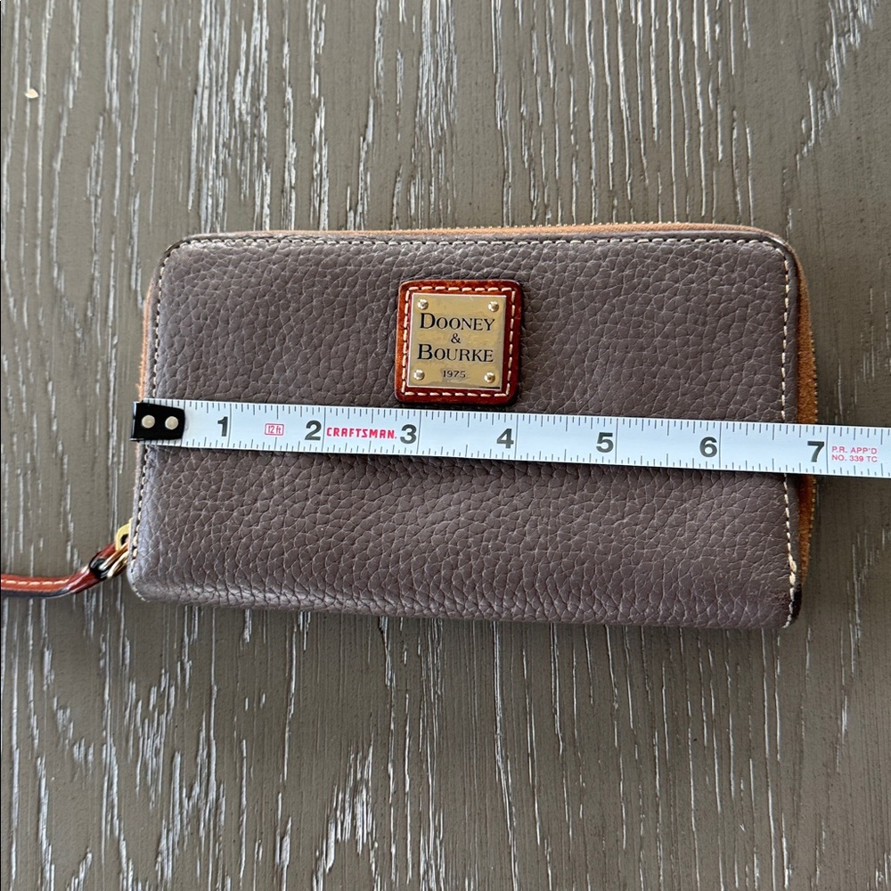 Dooney & Bourke Pewter Grayish Brown Pebbled Leather Wallet Zip Around Hobo GUC - Picture 6 of 10